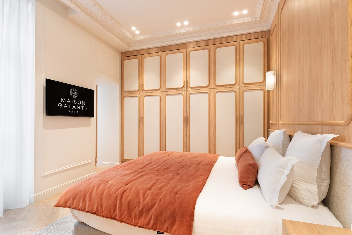 A Sophisticated 2-BR/2Ba with Services in Louvre gallery image 4