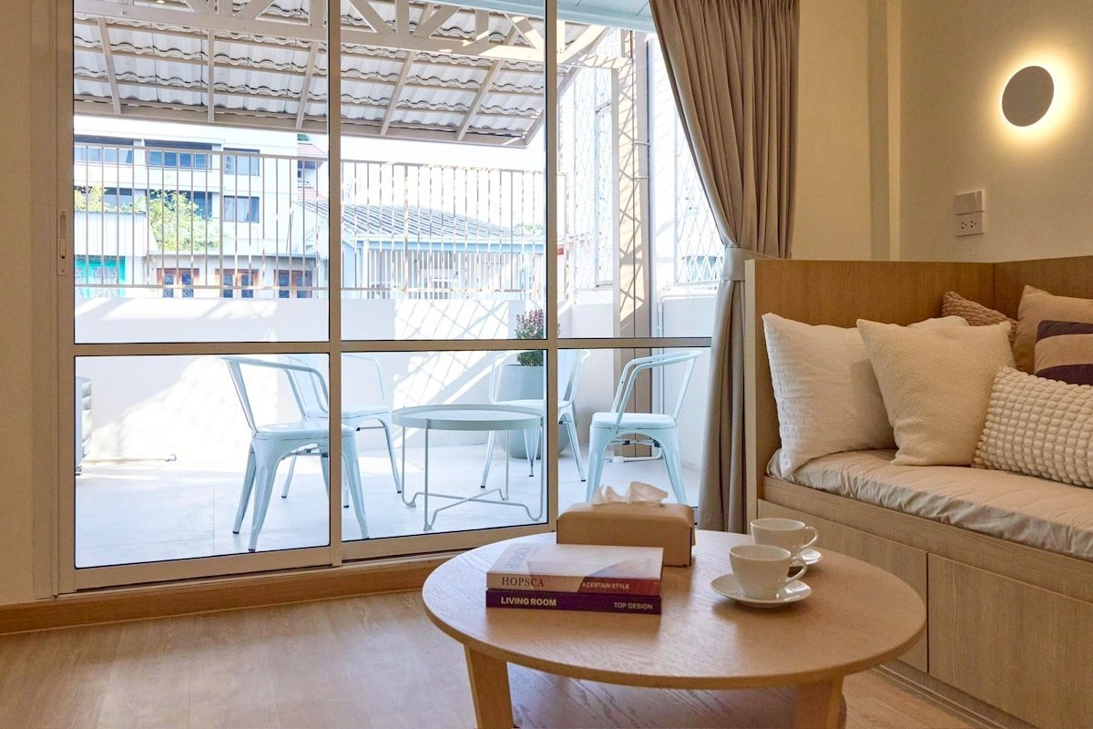 Slaap36 | 5BR Home, BTS Ari & Parking, Walk 3min gallery image 2