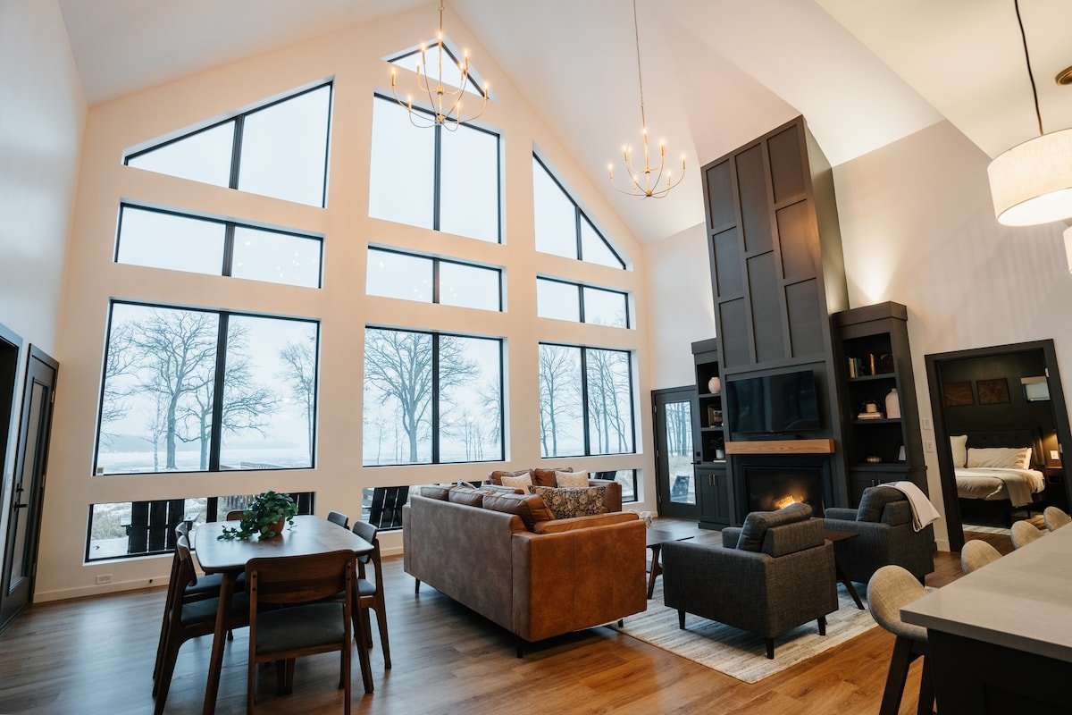 NEW 6 Bed Cabin | Sauna, Hot Tub, 40 Acres & Beach gallery image 4