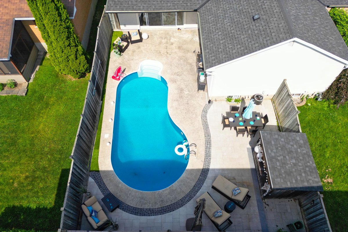 Luxury Home. Heated Salt Pool, Parking, Office