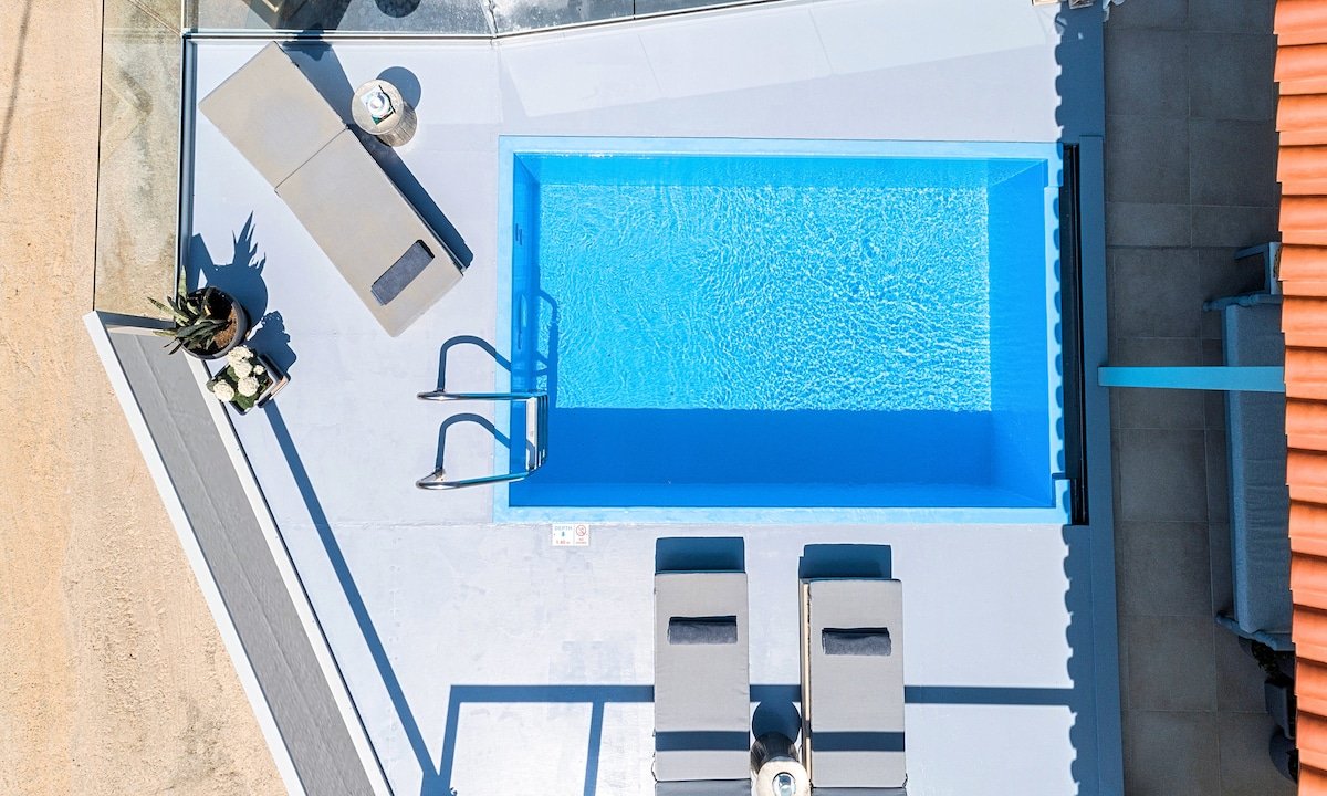 Olive Green Villa Heated Pool gallery image 3