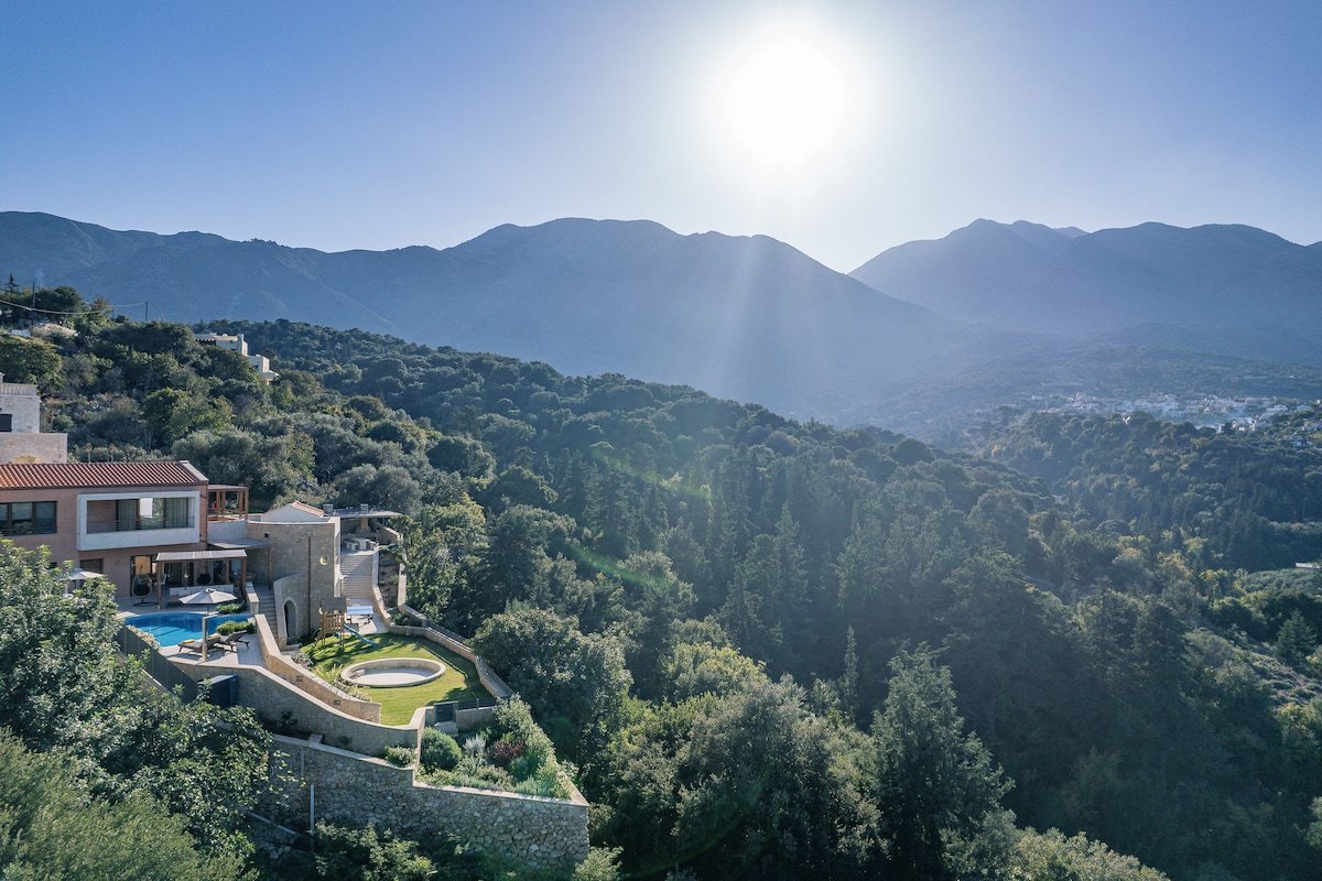 Stunning panoramic and sea views and jacuzzi! gallery image 5