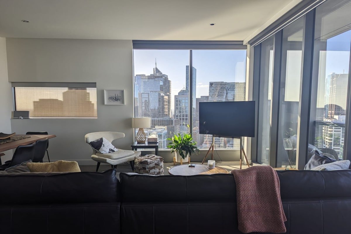 Luxury City Views on 32nd floor with 2 car parks gallery image 3