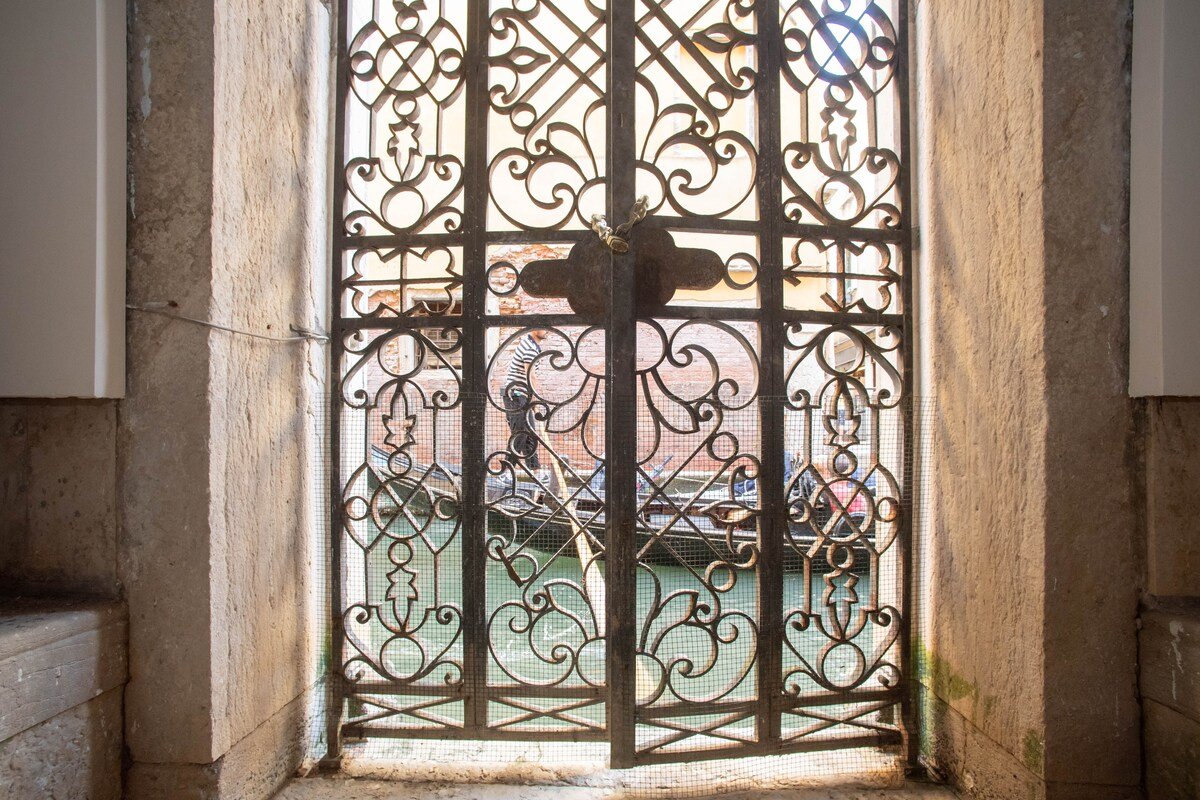 Charming Apartment with Terrace near San Marco gallery image 5