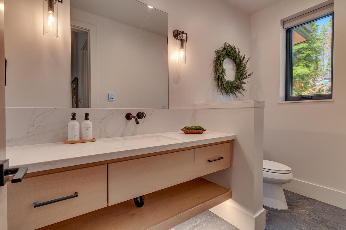 Luxury Home Designed to Perfection! (Lift & Tee) gallery image 5