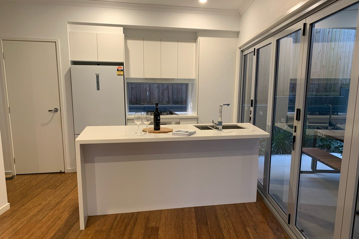 3 Bed; 2.5 Bath; Newly furnished gallery image 5