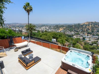 Skyline Sanctuary: Luxe Escape with Stunning Views