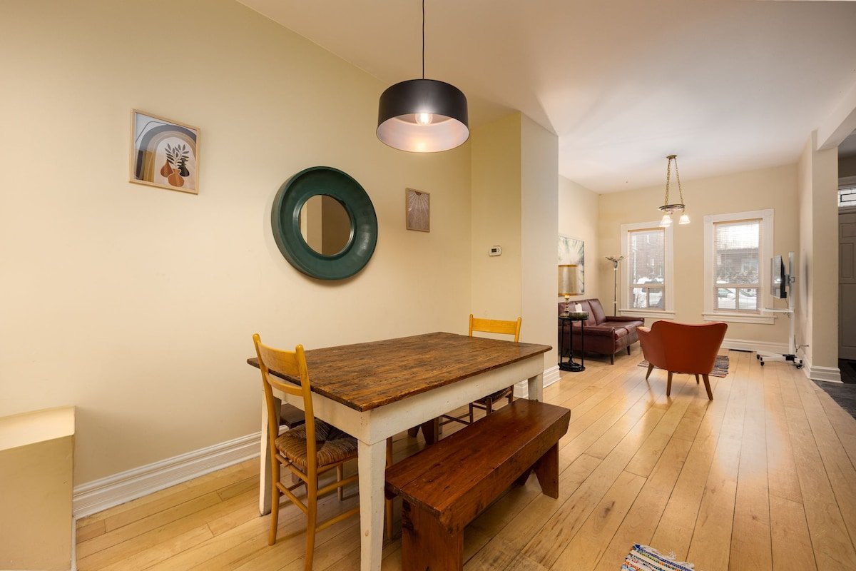 Welcoming 4BR Home in Little Portugal w Workspaces gallery image 2