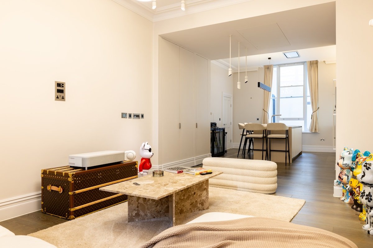 J-LUXCornelia 3-Bedroom Designer Flat – 1750 Sq F gallery image 5