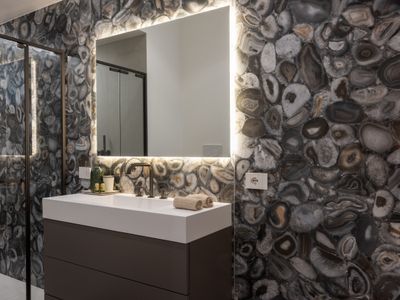 White House Shell & Lux Suites