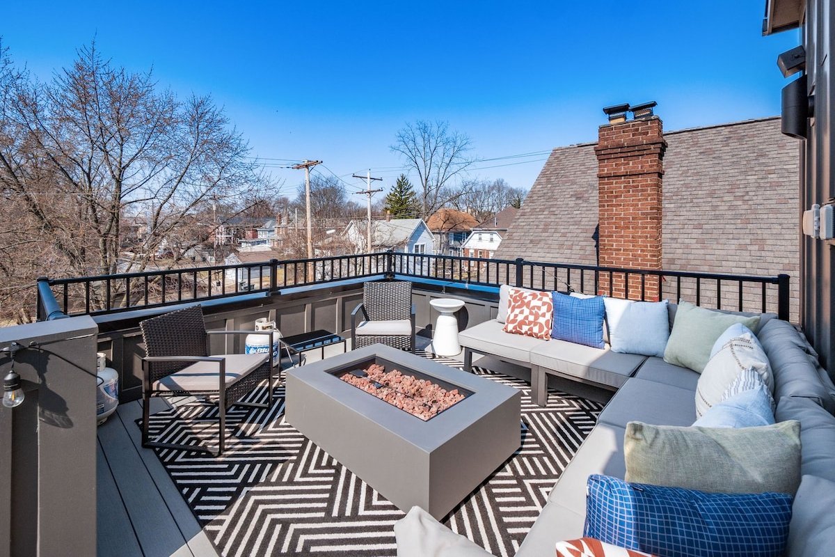 Stylish City Escape: Hot Tub, Games, Photo Booth gallery image 3