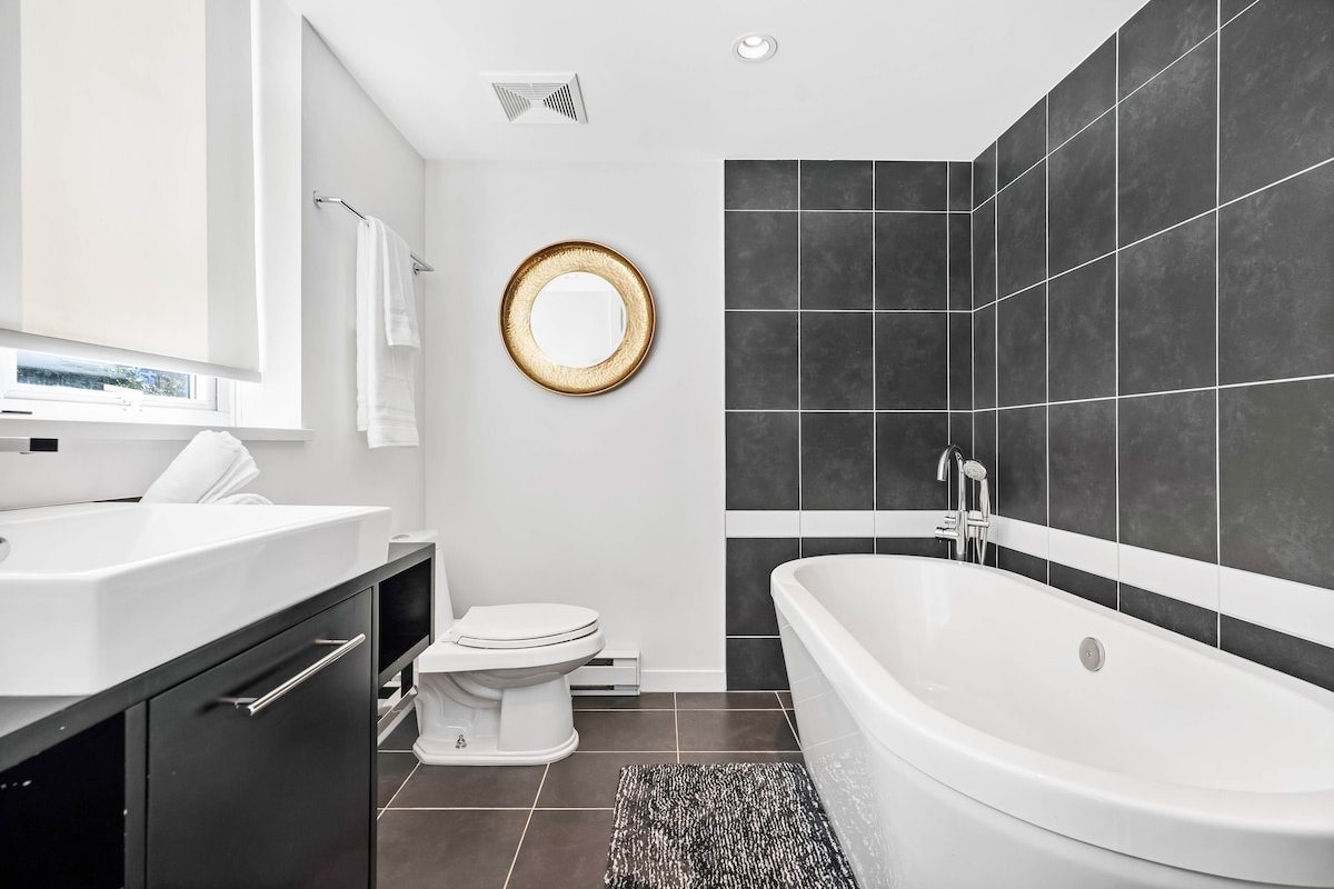 5 BR & 3 BTH Entire 3 Floor Townhome-Rooftop gallery image 4