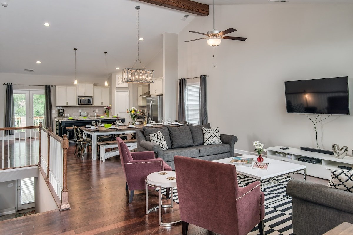 HUGE Ultra Luxe Home w/ 12 beds near Downtown gallery image 2