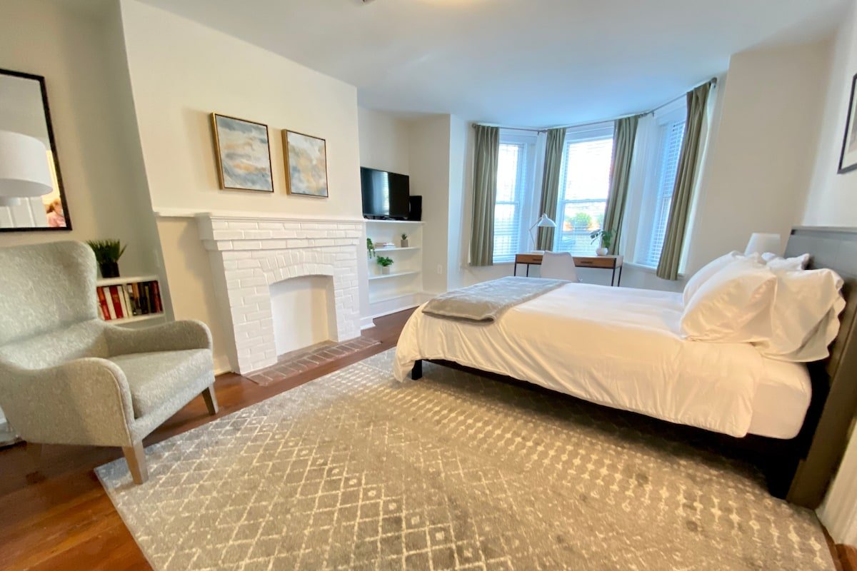 Stunning 2BR-Steps to the US Capitol + Parking! gallery image 3