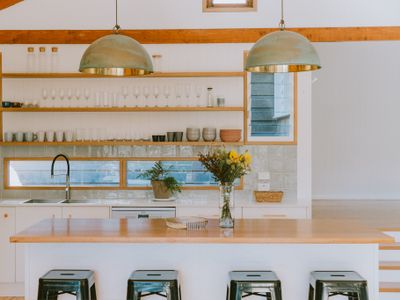 Old 55 Beach House – walk to Wategos beach