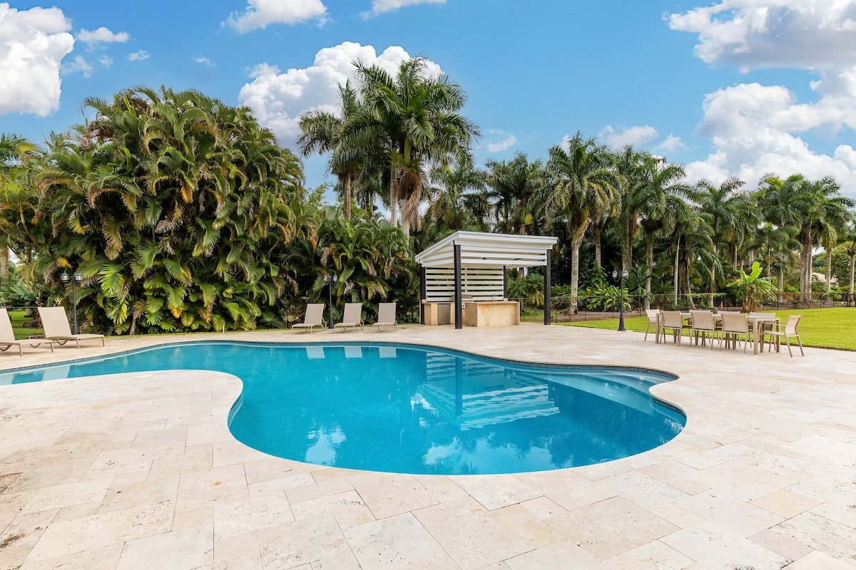 Majestic Home 7 Bedroom w/ Heated Pool, Huge Yard gallery image 2