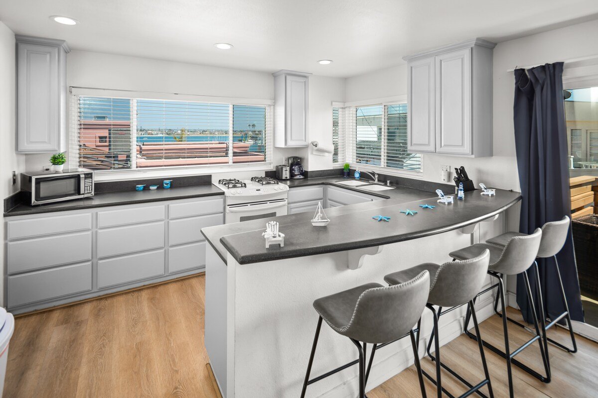 6 Bedroom Water View Home – North Mission Beach gallery image 5