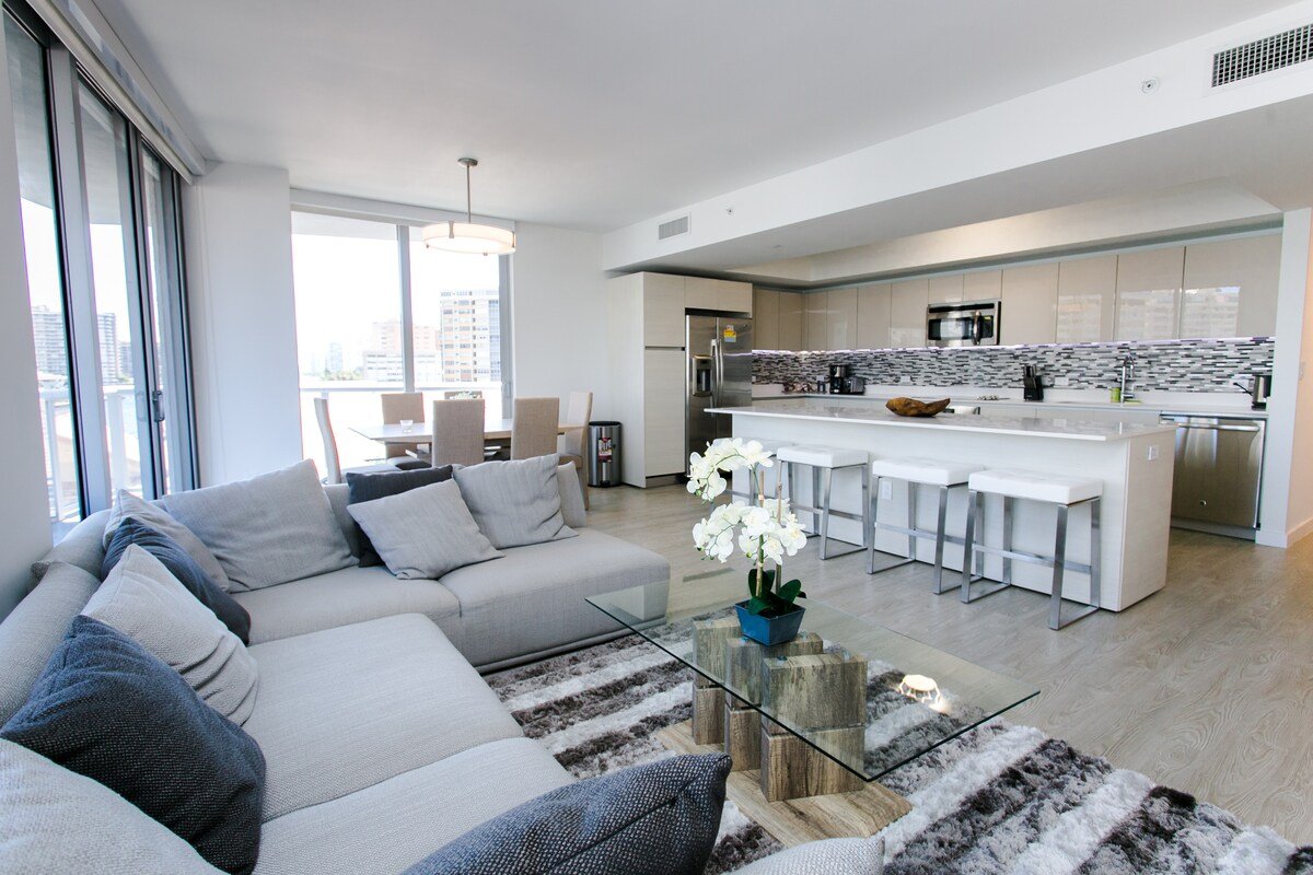 3/3 BEDROOM BEACHWALK RESORT WITH BEACH SERVICE gallery image 2