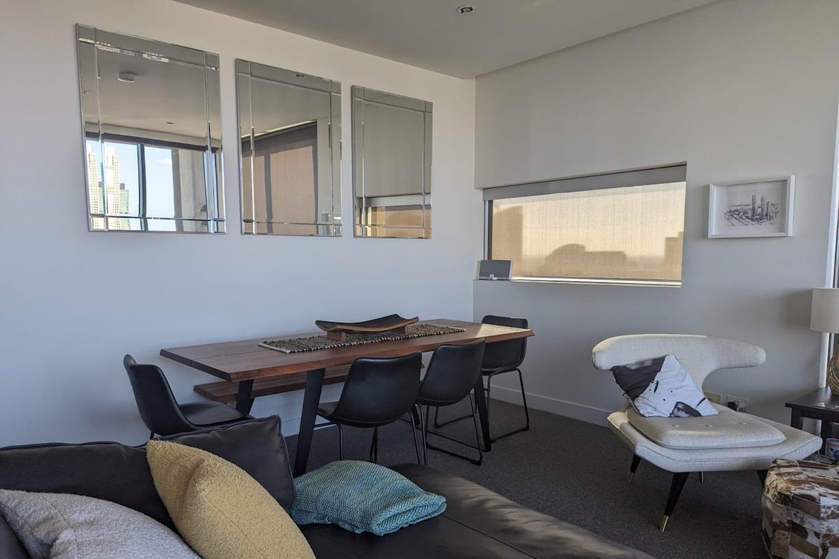 Luxury City Views on 32nd floor with 2 car parks gallery image 5