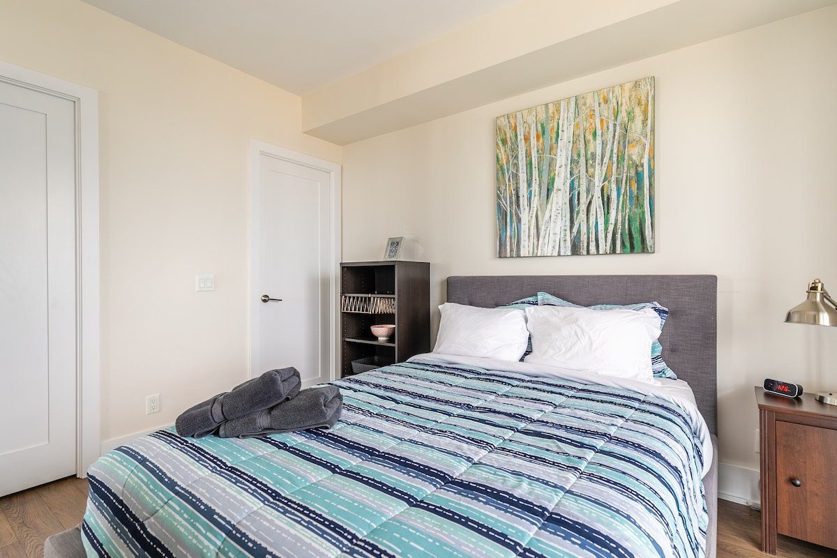 *CN Tower & Lake Views* Stylish Luxury 2Beds/2Bath gallery image 4