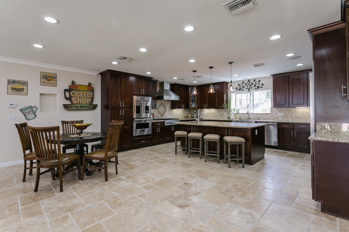 Luxury Villa W/4 BD huge backyard safe~quite gallery image 5