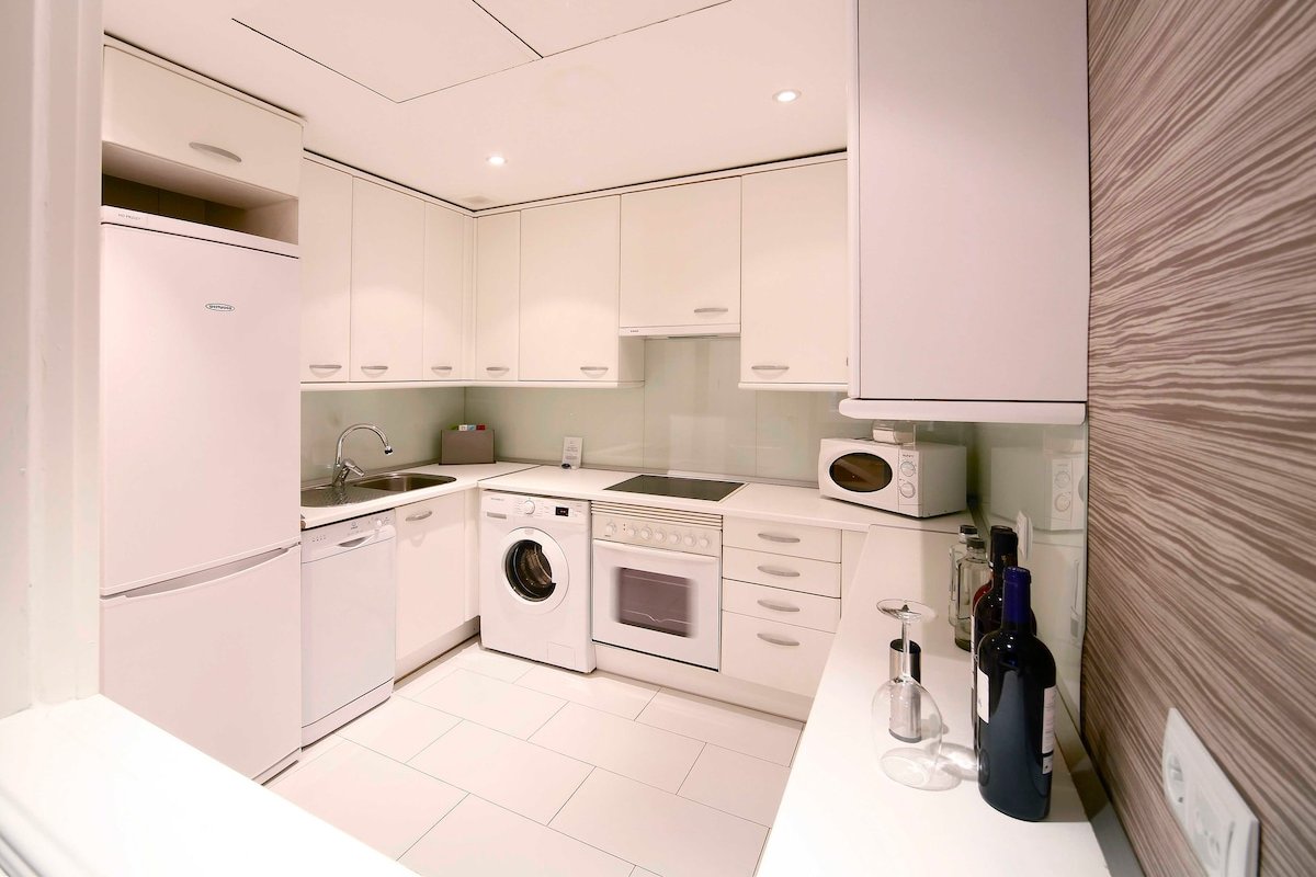 Cibeles Boutike- Master Suite gallery image 3