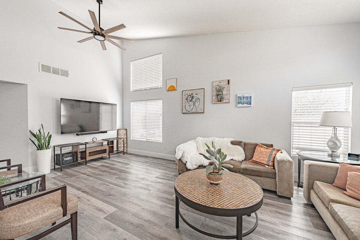 4K Beds, 3.5mi to strip! Pool wHeat/Mini Golf&Bbq! gallery image 5