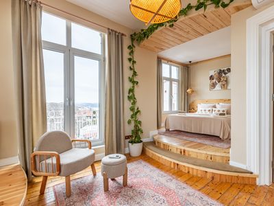 Urban Paradise: 4BR, 2BA, LR, Picturesque Views