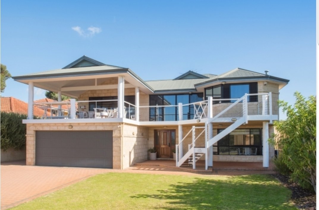 Beachfront/ 7 bedroom / 3 lounges / Walk to town