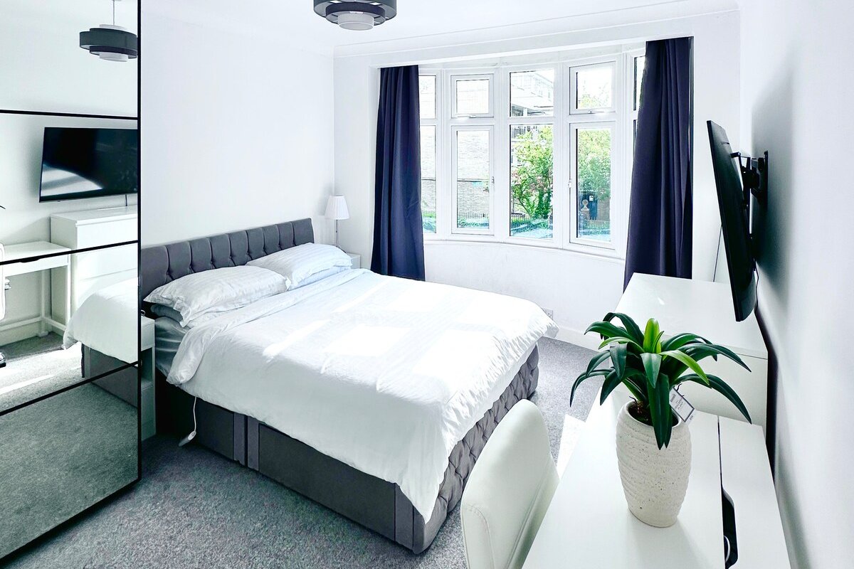 Spacious 3BR Home w/ easy access to Central London gallery image 2