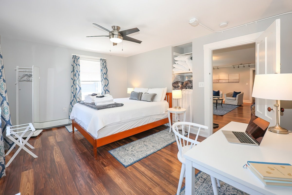 Spacious 3 Bedroom on Thames Street W/Parking gallery image 3