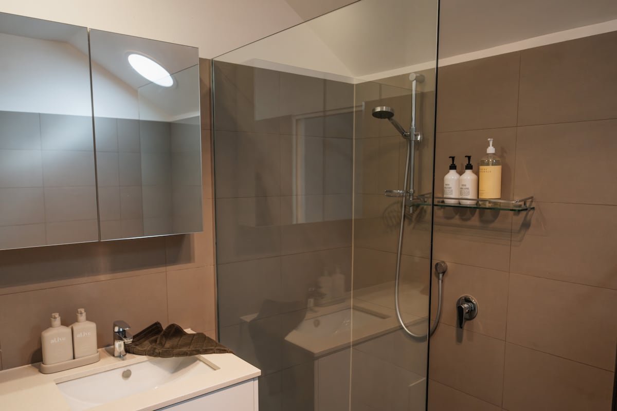 Central South Melbourne Cottage gallery image 5