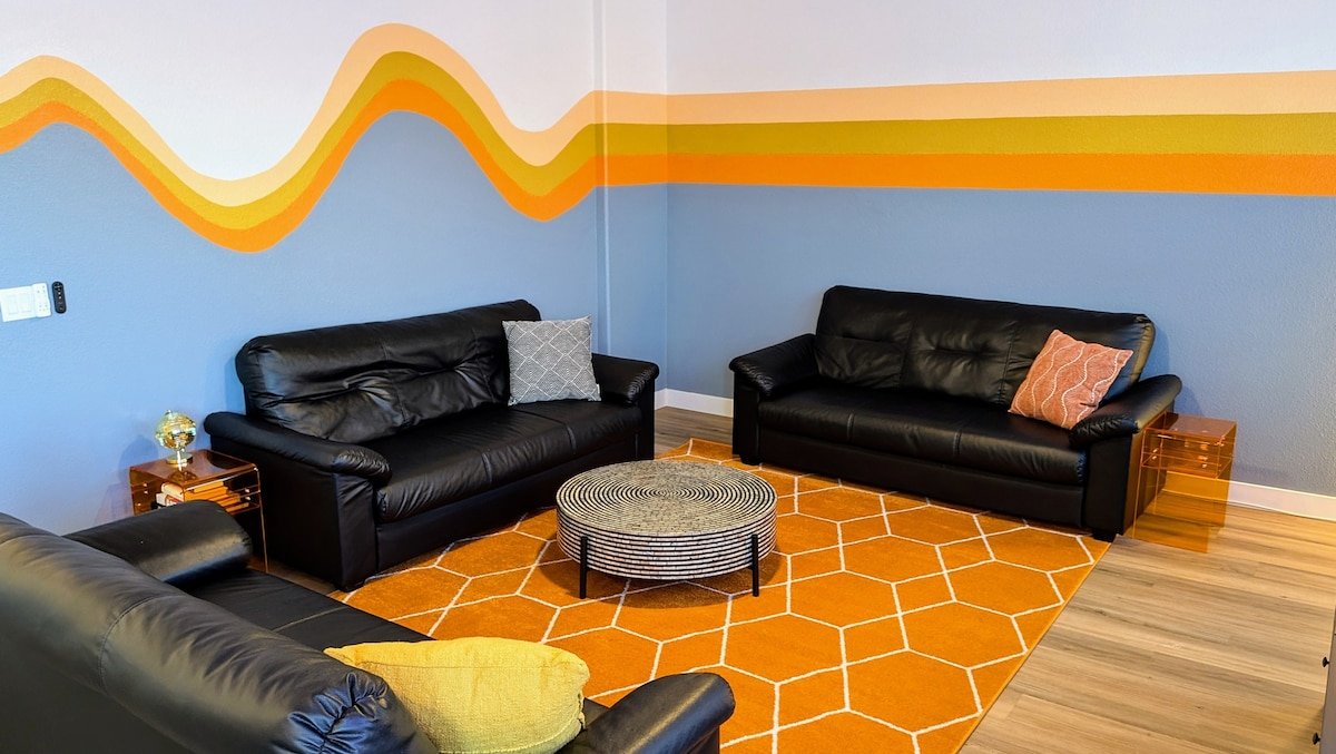 8 Bedroom Fun Smart Home, 8 Minutes to the Strip gallery image 2