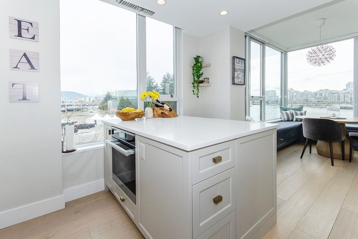 Luxury 3 Brd/3 Bth Waterfront Villa on the Seawall gallery image 5