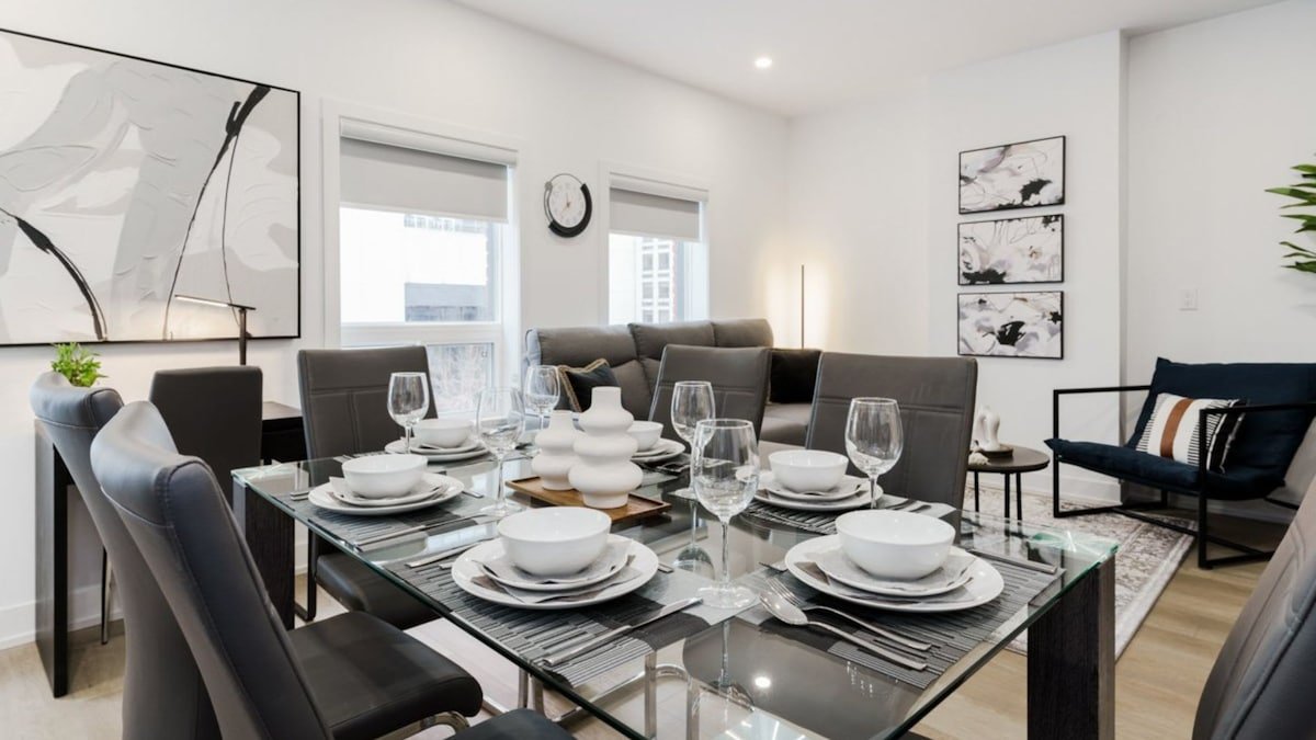 Casa Hotels McCaul | New w/ Workspace & Kitchen gallery image 5