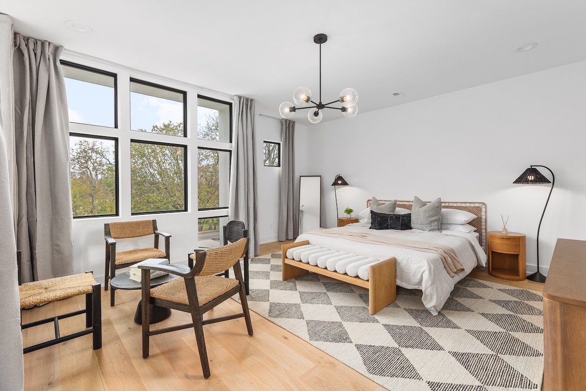 Modern Beauty in Green Hills w/ 2 Patios, Garage gallery image 5