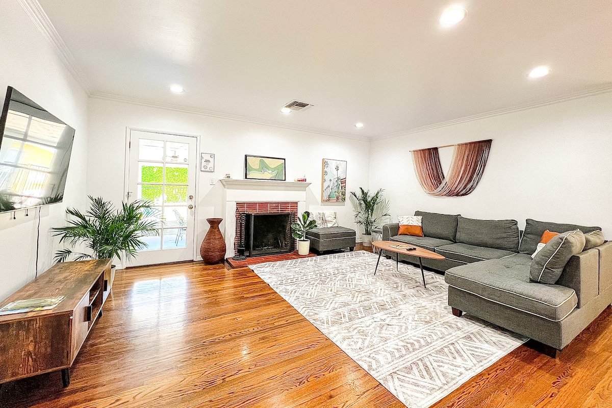 Private house with pool in LA gallery image 2