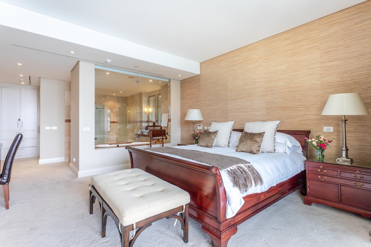 Outstanding V&A Marina Waterfront Marina villa gallery image 5