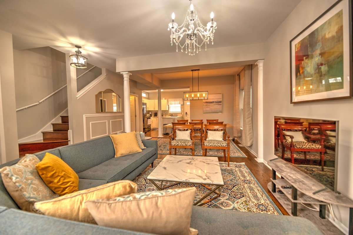 Serene Urban House next to Transit w Garage gallery image 2