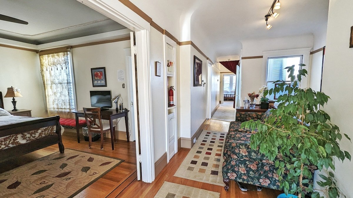 Prime 3BR Flat in Central SF. Perfect for groups! gallery image 3