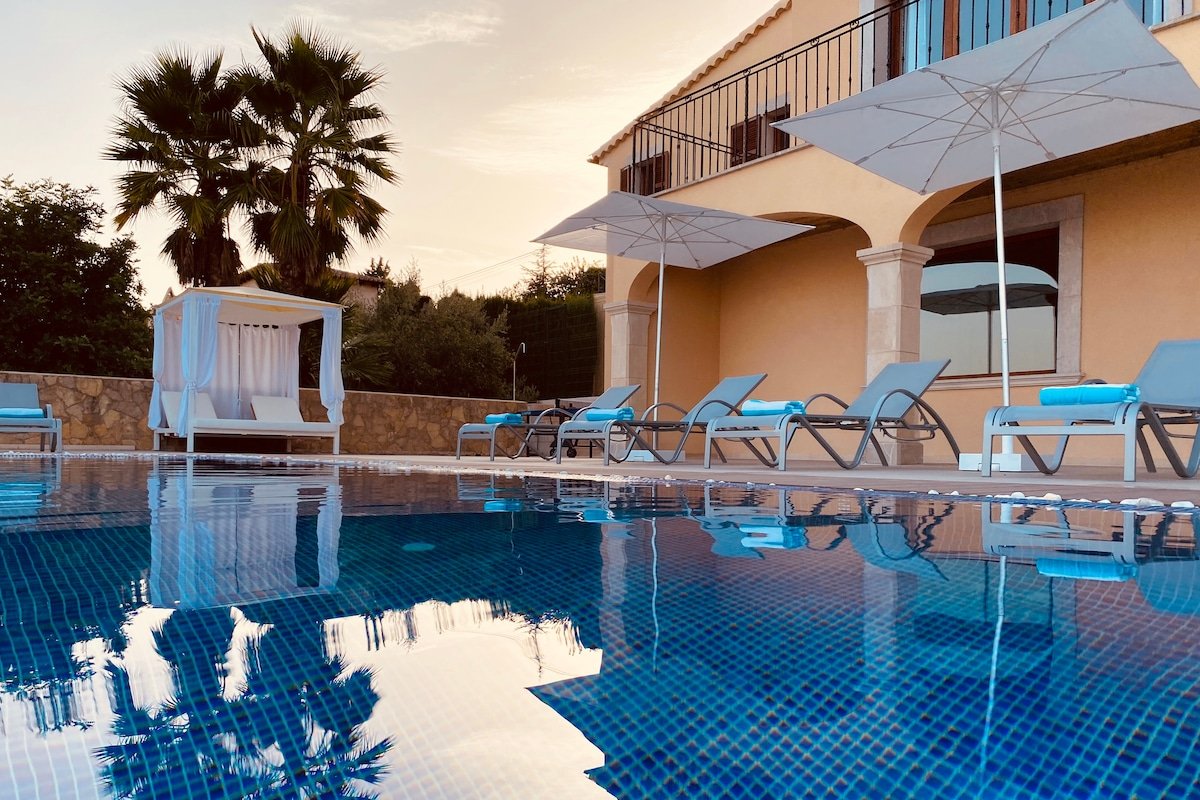 Infinity pool and panoramic view of the bay gallery image 4