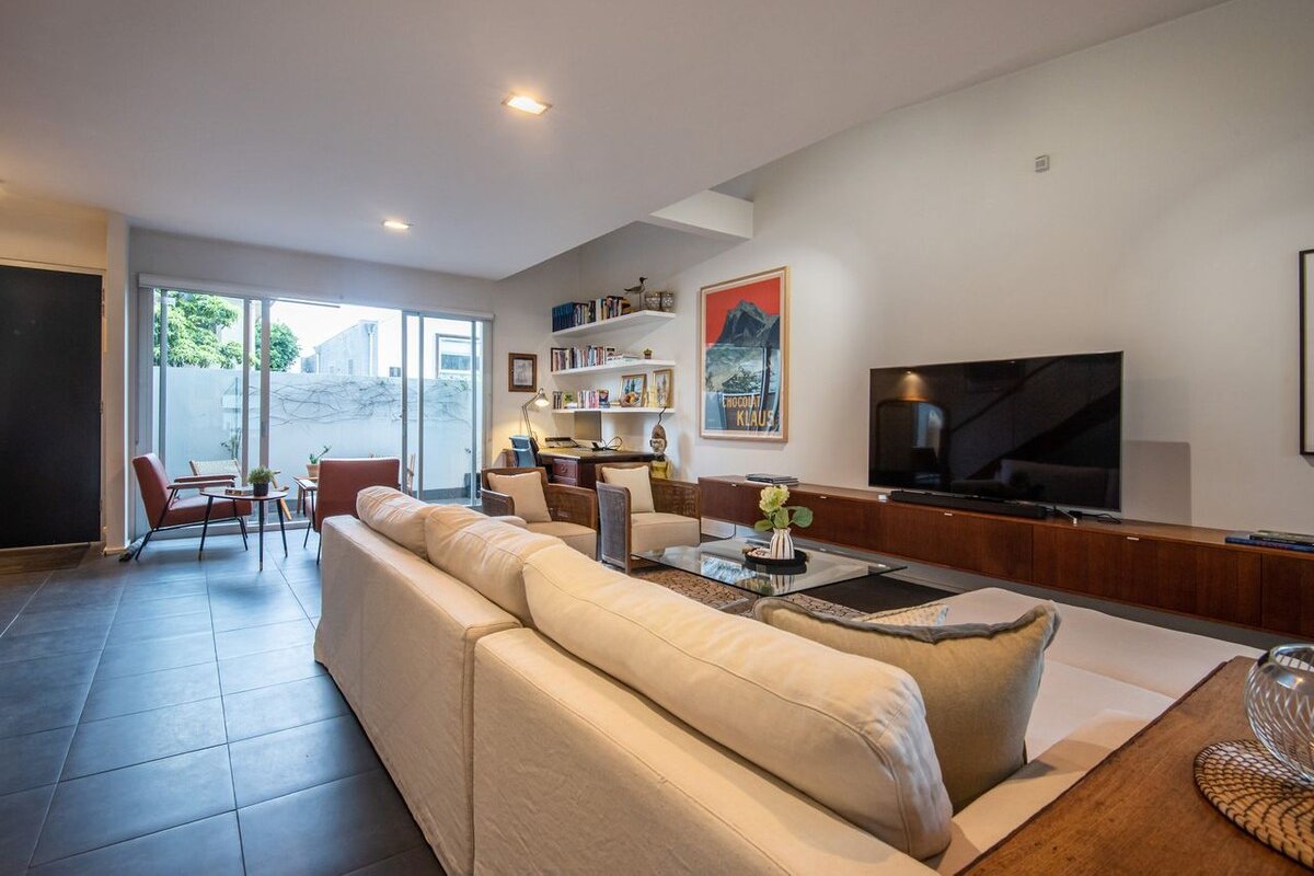 Elwood Village Entertainer gallery image 4