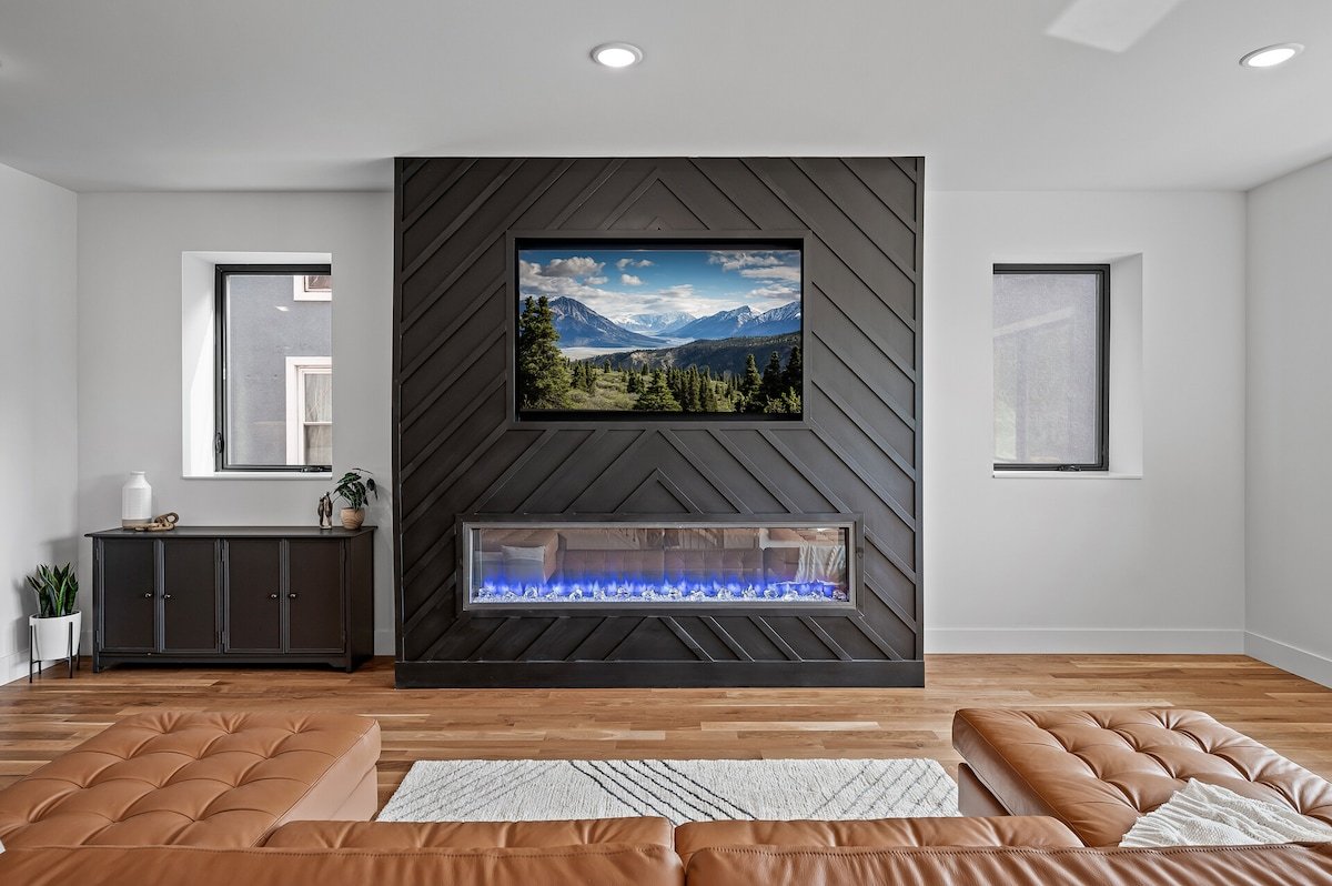 “MODERN MARVEL”- 2 KINGS, 2 QUEENS, 2 TWINS, 4 TVs gallery image 3