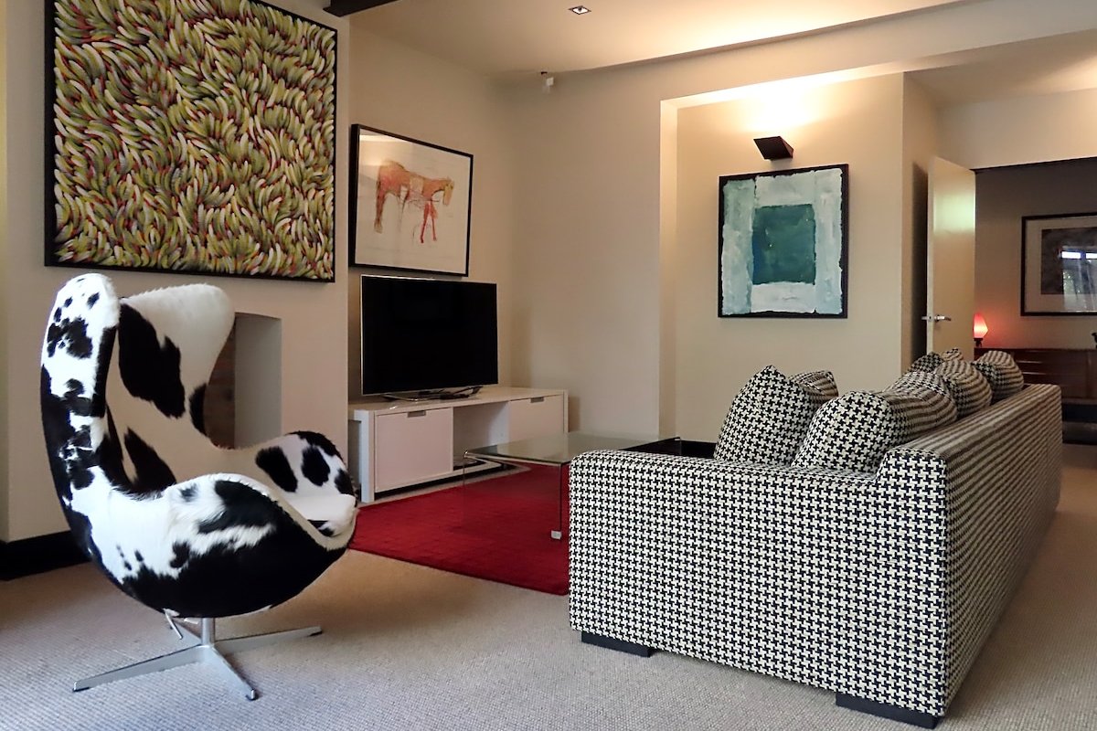 Elegant Inner-City Home: Experience Urban Luxury gallery image 3