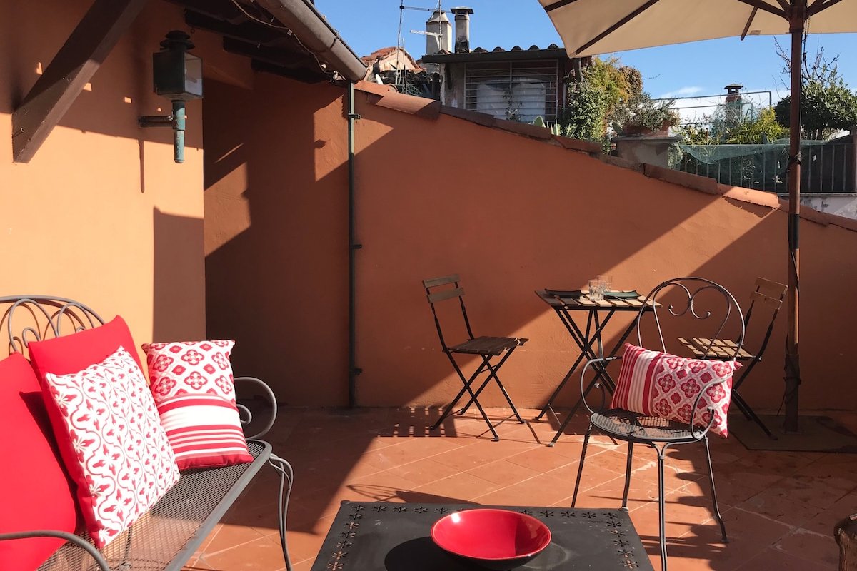 Amazing penthouse & private terrace in Trastevere gallery image 4