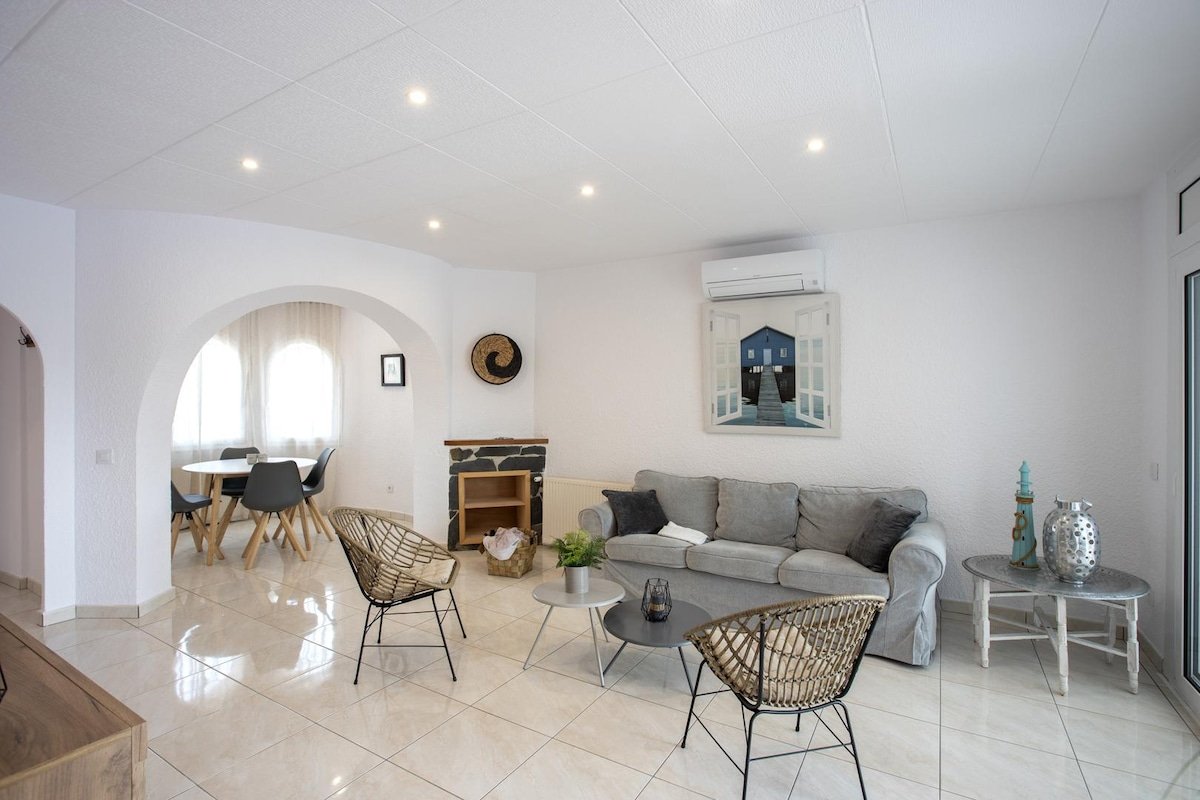 Ground floor canal house with pool and mooring gallery image 4