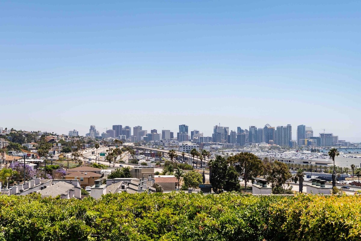 Sophisticated Designer Home w/ Guest House & Pool! gallery image 4