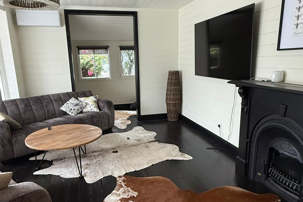 The Colonial – Whole Home gallery image 4