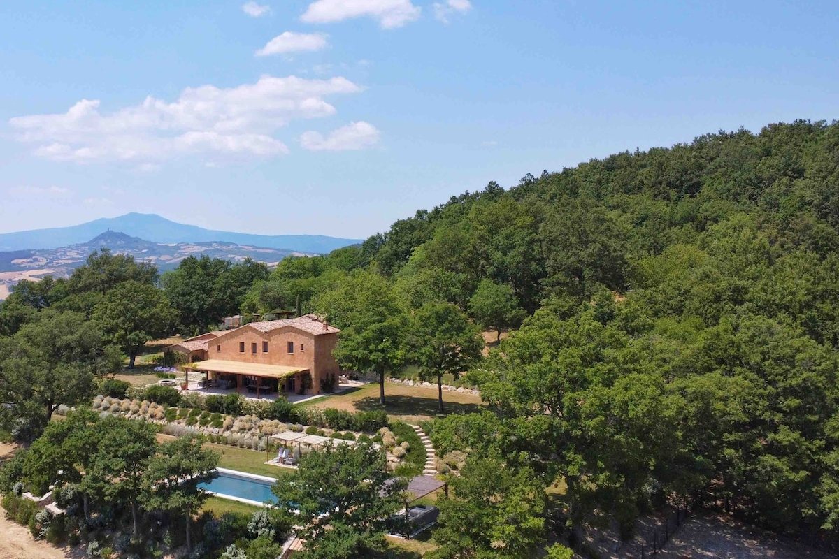 Luxury Retreat in the Tuscan Hills