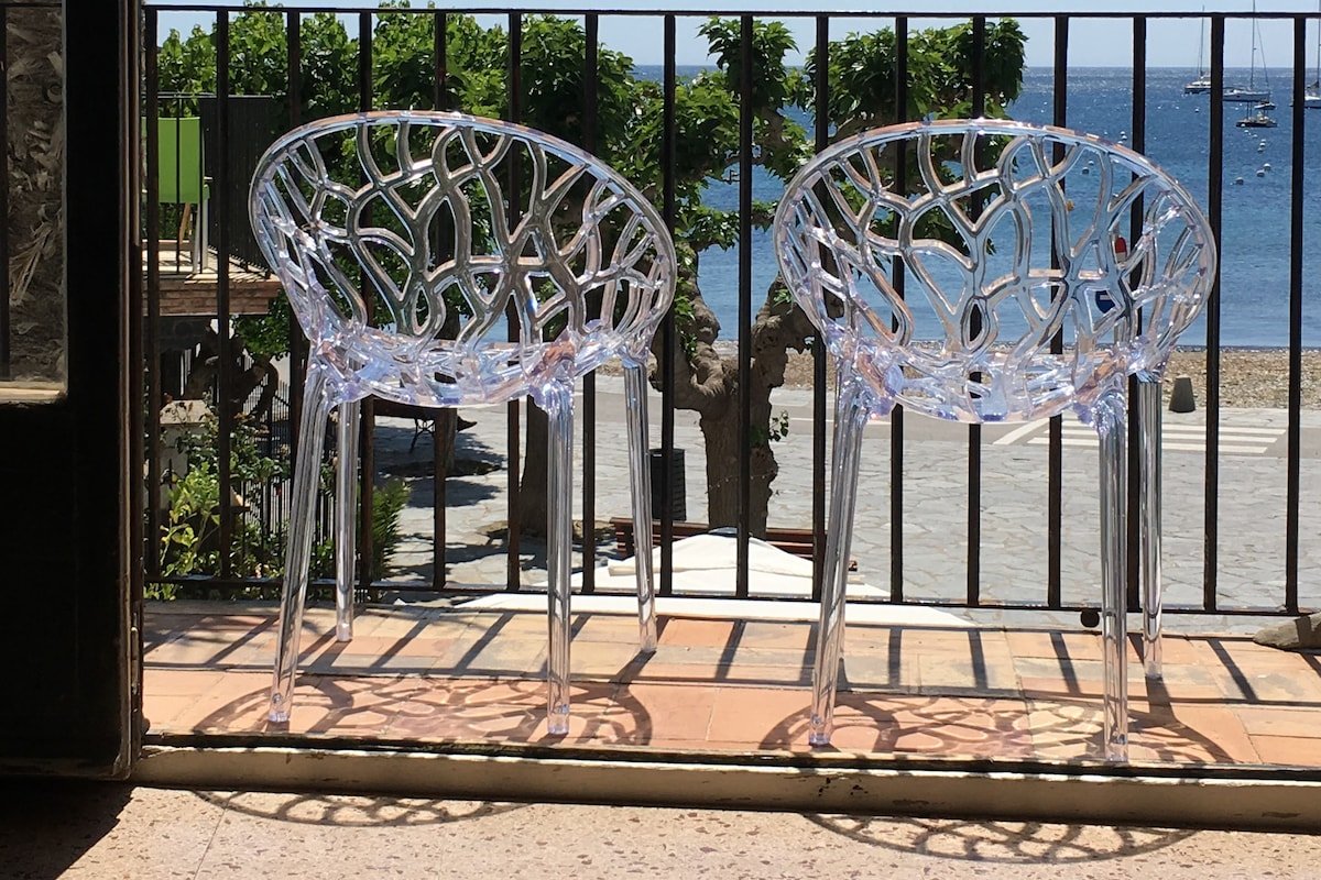 Charming spacious beachfront apartment gallery image 5